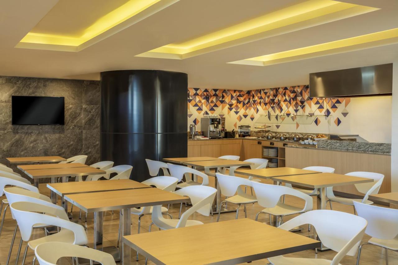Fiesta Inn Express Queretaro Constituyentes Экстерьер фото